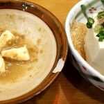 一軒め酒場 - 「冷奴」を「名物煮込み」の残り汁に投入