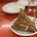 味仙 - 【台湾ちまき¥660】
      旨すぎて昔から毎回オーダーするやつ♪
      笹の葉の帯をホロリホロリラとほどいていくと…
      そこはいけませんわお殿様♡
      あーれー‹‹\(´ω` )/››‹‹\( 　´)/›♪