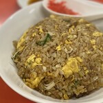 味仙 - 【ニンニクチャーハン¥935 ×2】
      ガコンガコンと高火力で炒められた
      熱々パラパラしっとりチャーハン。
      粗めに砕かれた炒り卵も入って口に入れた瞬間から
      幸せがブワッと広がりめちゃんこ旨い！