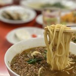 味仙 - 中細縮れ麺は低加水でパツッと。
      中華スープはアツアツでオイスターの旨みあり。
      くーっ、辛い〜でもうまーい！
      丼がやや小さめだから
      他の食事との合わせ技でも食べ切れる量♪