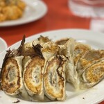 味仙 - 【焼き餃子¥550 ×3】
      肉と野菜たっぷりのあんでハフハフ〜
      アツアツすぎて餃子がくっつき合う♡
      なので贅沢に2個一気にまとめ食い｡:+((*′艸`))+:｡