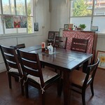 鶏そば屋いしぐふー - 住居跡を使った店内