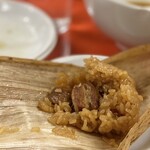 味仙 - もちもちもっちーなもち米の中から
      鶏もも肉、椎茸がこんにちは♪
      肉はホロホロに柔らかく、
      ちまきの中で旨みが閉じ込められた椎茸も旨し！