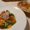 イル・ガビアーノ - ①スモークサーモンのサラダ(スモークサーモン&赤縮緬萵苣&レッドソレル&萵苣&紫甘藍&ルッコラ&八朔)、自家製オリーブオイルドレッシング掛け
②自家製パン(ゼッポリーニ&フォカッチャ)
