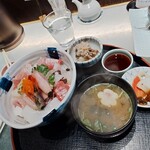 海幸楽膳 釜つる - 連れの海鮮丼、かつら丼も美味しい