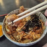 そば処 にし川 - ミニ親子丼の鶏肉は大きめカット
