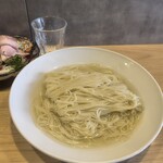 らーめんMAIKAGURA - 鰹昆布水の麺。