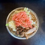 RAMEN HITONI YASASHIKU - 【国産豚ラーメンtp全マシ×ニラ辛×紅生姜】