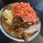 RAMEN HITONI YASASHIKU - 【国産豚ラーメン＝tp全マシ×ニラ辛×紅生姜】