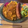 カレーとソフトクリーム - 辛口チキンスパイスカレー、ソーセージトッピング