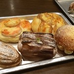 パンやきどころ RIKI - 今年最後の営業。朝に来たからたくさん揃ってる（＾∇＾）