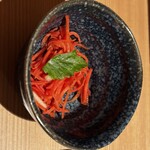 焼鳥 おみ乃 - 紅玉と人参のサラダ