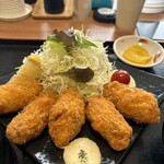 てっぺん食堂 - 熱々のカキフライ