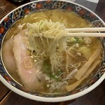 秀航園 本店 - ワンタンチャーシューの麺上げ