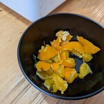 Cafe&IT Fiesta - 箸を突き刺しサジで半分に分ける。半分取り分けたら、碗の中で細かく刻む