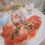 カフェ 杢糸 - チキンのトマトバジルソースと雑穀玄米