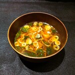 新宿思い出横丁 ばんしゃく家 - 赤だし味噌汁