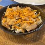 日本栄光酒場 ロッキーカナイ - お通しのオリジナルのケバブサラダがマジでうまい！お代わりがメニュー化されていることに納得！