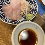 日本栄光酒場 ロッキーカナイ - カンパチ刺し！安定の美味さで、かつらむきも全ていただきます！