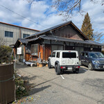 手打うどん 郁兵衛 - 駐車場が狭い！ 大型車だと躊躇する