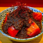 新宿思い出横丁 ばんしゃく家 - 肉味噌トマト