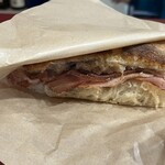 茶屋町パーラー - 天然酵母チャバタ自家製ハムとコールスローサンド