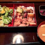 四ツ谷しんみち通り よいよい - 若鶏の炭火焼き鳥重 ￥950