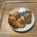 オランダ屋 - 時計回りに黒糖ぱん、ゆずパン、クロワッサン、メープルパン