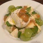 アヒルの空 - 季節の果物とブラータチーズのカプレーゼ風（洋梨とシャインマスカット）