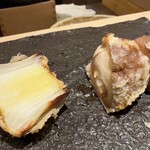 天ぷらあら木 - 手前がネギ、奥は椎茸の海老サンド。