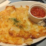 トラットリア・イタリア - アンティパストメニューからカリカリに焼いたジャガイモのお焼き｢フリコ｣￥980-(10%税込)。チーズがカリカリに焼かれてカリモチで美味しかった。コチラは白ワインやスパークリングが止まらなくなります。