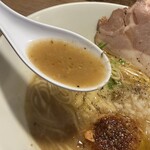 豚骨イタリアンラーメン 伊太そば - フンギやパンチェッタ､ニンニクチップが入った香ばしい餡やとろけるチーズがよりイタリアンな中々濃厚な豚骨スープ