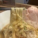 豚骨イタリアンラーメン 伊太そば - 喉越しの良い菅野製麺所製細ストレート麺