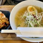 ちゃんぽん らーめん茶屋 てまり - 料理写真:ネギ塩ラーメンの小サイズと鶏の唐揚げ2個