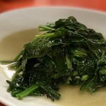 味仙 藤が丘店 - 【青菜炒め¥825】
                                追加オーダー含めてなんと7皿食っとった！
                                大量のほうれん草と粗めに刻んだニンニクに
                                秘伝の調味料を合わせ、
                                高火力で一気にザザッと炒めます！
                                むっちゃしっとりで口当たりが絶妙♡