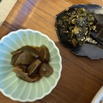 かつ屋 長治 - 小鉢（コンニャク）、小皿（高菜、昆布）