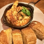 上六ワイン - 足赤エビと万願寺とうがらしのアヒージョ