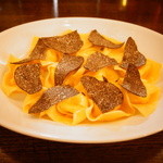 ICARO miyamoto - フォンドゥータチーズを詰めたラビオリセージバターソース　イタリアノルチャ産黒トリュフがけ