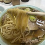 高円寺 ともちんラーメン - 中華そば（850円）の麺をリフトアップ