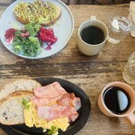 Nui. HOSTEL & BAR LOUNGE - 本日のコーヒーJPY 500 
店員さん、どして自分にピンクのマグの方を？