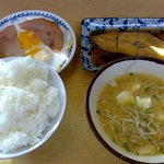 Sakaeshokudou - カレイの煮つけとハムエッグ