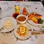 TROPICAL BRASIL - 左上の赤いのはゴステーラドボイコジーダ（牛肉）、真ん中のスープはフェイジョン