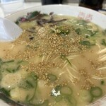 長浜ラーメン 一心亭 - ゴマ振り降り！