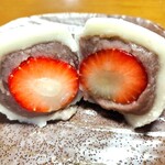 越後鶴屋 - 苺大福断面