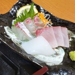 お食事処 満海 - お刺身も新鮮です。