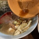 ラーメン 洞くつ家 - キャベチャーをタレごとぶっこみ