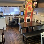 麺屋エイト - 店内　4人席×2、2人席×1、カウンター4席