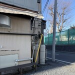 白河手打中華そば こすが - 駐車場で待つ