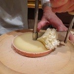 ムッシュ - チーズ削ってます♪