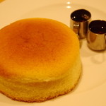 カフェ＆ゲームバー ことぶき - デザートパンケーキ\400。直径およそ10ｃｍ大。スフレチーズケーキのような食感でした。